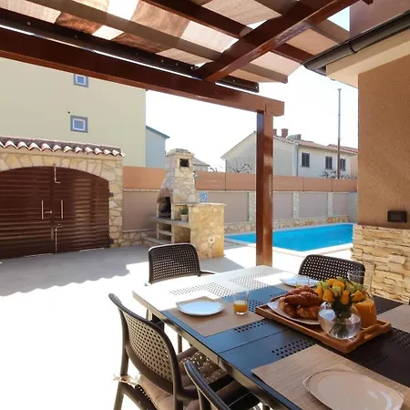 Holiday home Mit Privatpool Fuer 5 Personen Ca 150 Qm In Pula, Istrien Istrische Riviera *